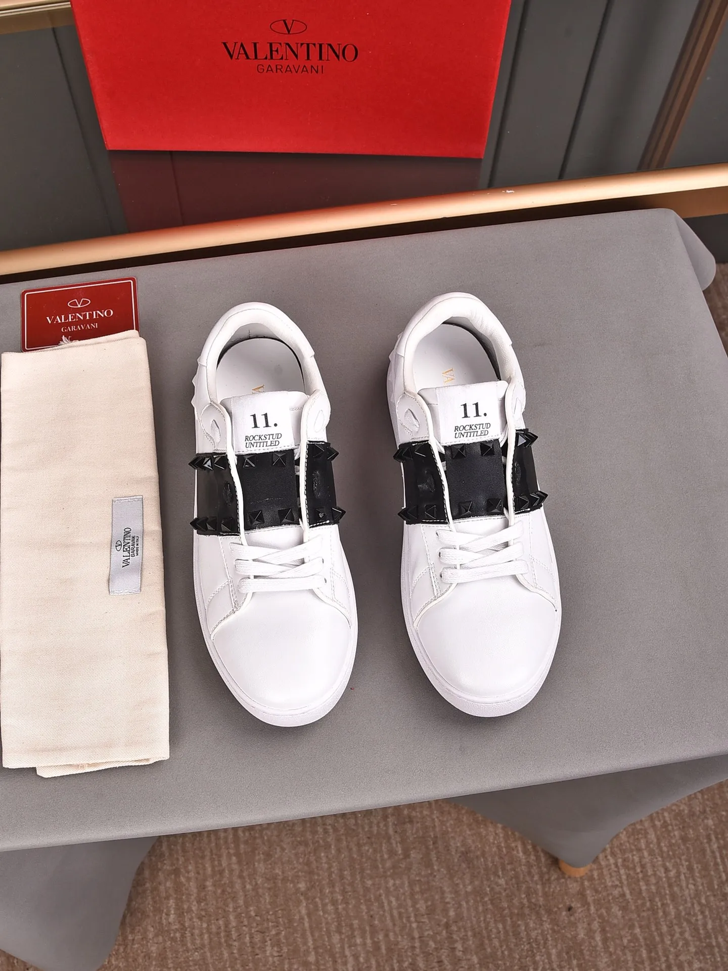 Men's shoes 440💰 (men and women couples) Valentino classic color matching series casual shoes. Made with heavy craftsmanship, good products pay attention to every detail. A must-have trendy item that can be worn all year round, it has been worn by many celebrities and Internet celebrities~~Imported cowhide surface, unique design concept, sheepskin lining, counter quality. Women’s clothing 35-40. Men’s clothing 39-44, 45-46 (returns and exchanges are not supported for custom-made items)